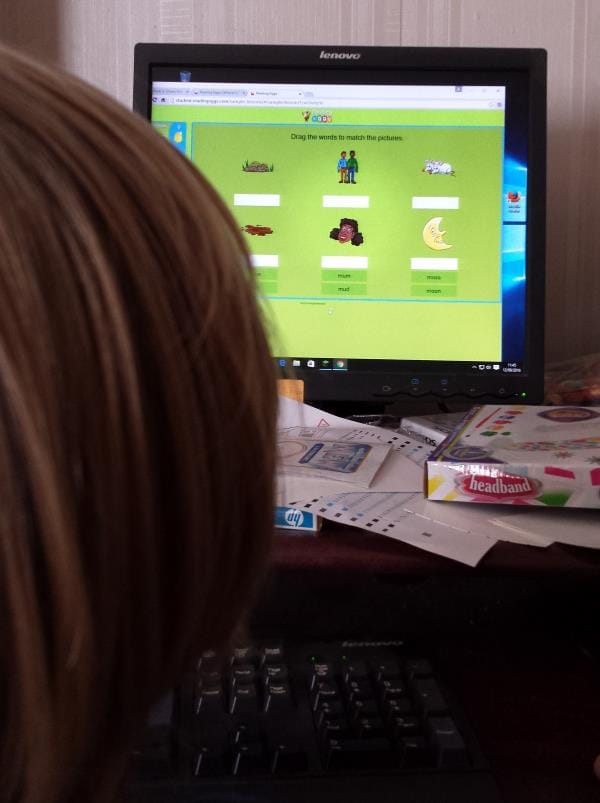 Small child using Reading Eggs on P